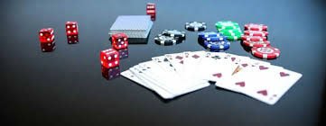 surga togel live Capsa Susun table with professional dealer arranging cards and players seated